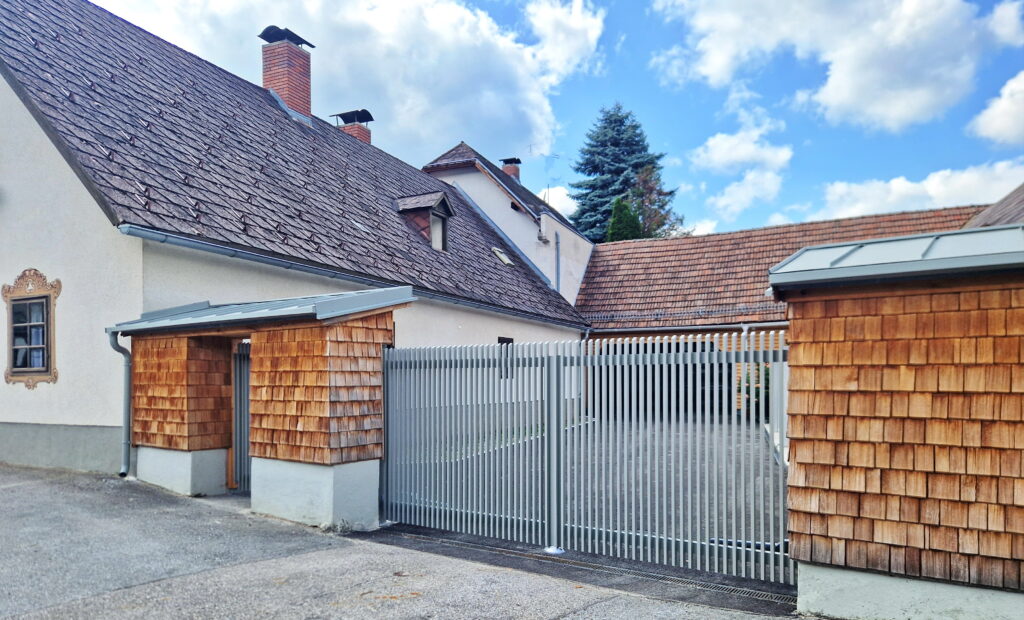 Brix Zaun, Aluminiumzaun, Flügeltor, Alu-Tor, Stabzaun, Schrägkappen, Toranlage, Paliquad22.40