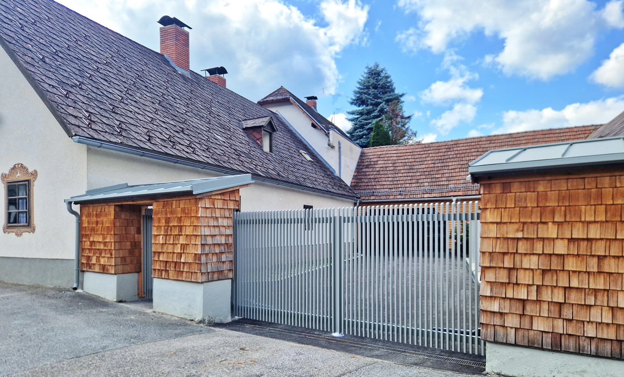 Brix Zaun, Aluminiumzaun, Flügeltor, Alu-Tor, Stabzaun, Schrägkappen, Toranlage, Paliquad22.40