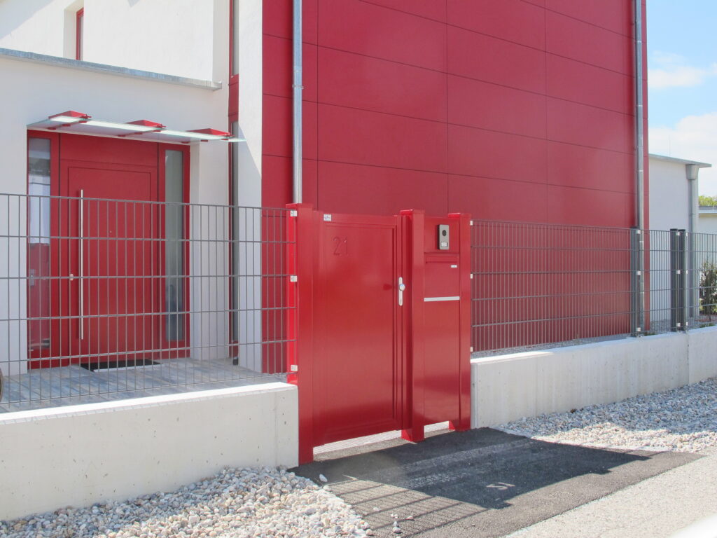 Brix Zaun, Alu Zaun, Alu Tor, Postkasten, Gitterzaun, Bunt, Rot, Färbig