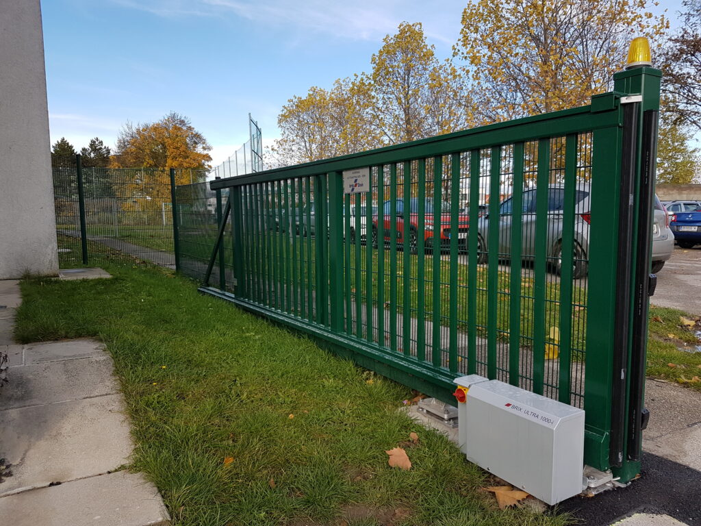 Elektrischer Brix Flügeltorantrieb an modernem Aluminium-Einfahrtstor montiert