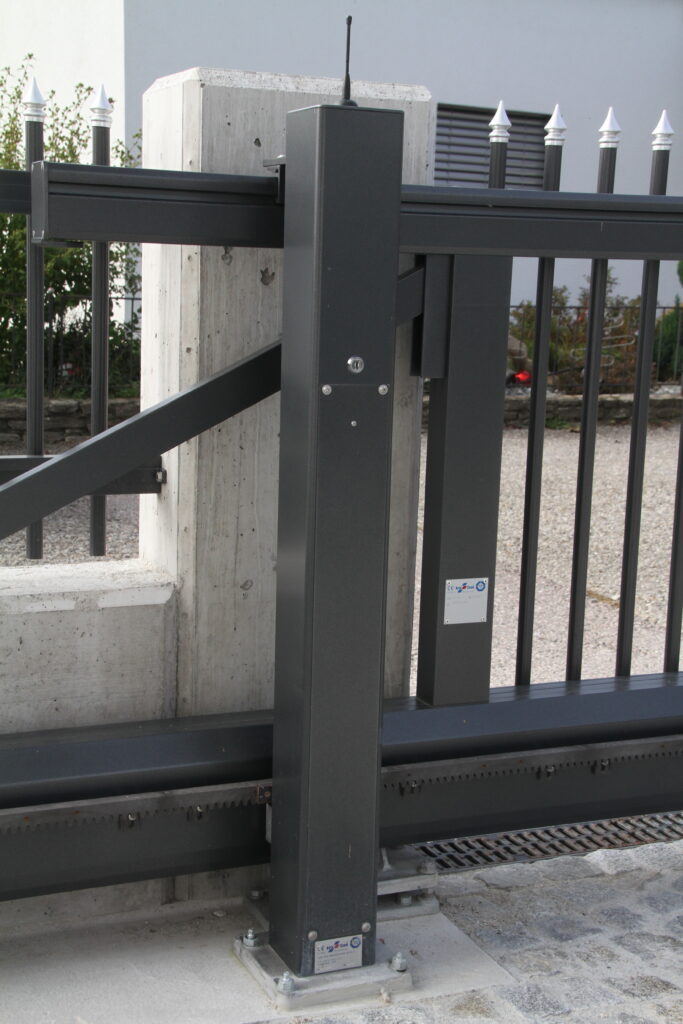 Elektrischer Brix Säulenantrieb an modernem Aluminium-Einfahrtstor montiert